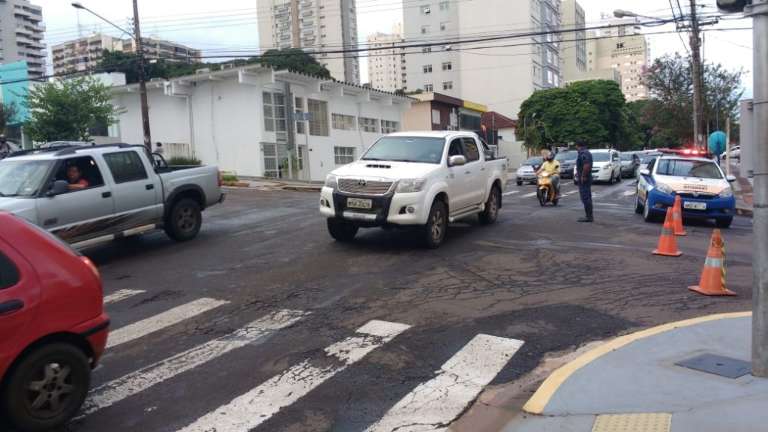 O trânsito ficou tumultuado na 15 de Novembro (Foto: Geisy Garnes)