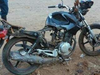 Moto ficou completamente destruída após o acidente (Foto: Direto das Ruas)
