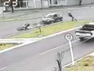 Motociclista caiu no canteiro central da avenida. (Foto: Direto das Ruas)
