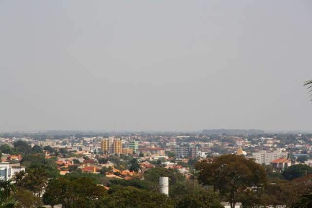 Dia amanhece com c&eacute;u entre nuvens e previs&atilde;o &eacute; de muito calor em todo MS