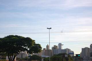 Céu de Campo Grande na manhã desta sexta-feira (Foto: Marlon Ganassin)