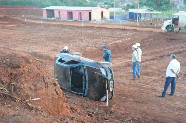 Condutora Perde O Controle De Ve Culo Capota E Invade Obra No Aero