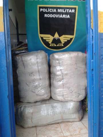 Durante fuga, ve&iacute;culo tomba e Pol&iacute;cia apreende tr&ecirc;s fardos de pe&ccedil;as intimas 