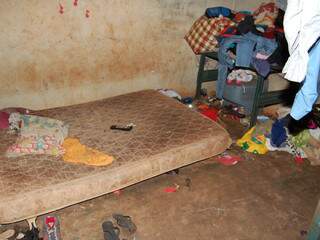 Crianças dormiam com o pai em colchão no chão.