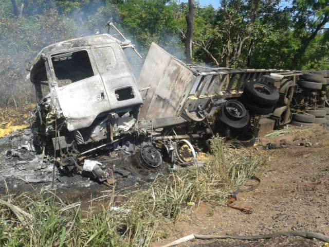 Quatro pessoas da mesma fam&iacute;lia morrem em acidente na BR-163