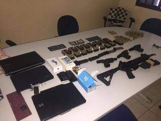 Armas apreendidas com os bandidos nesta quinta-feira (Foto: Porã News)