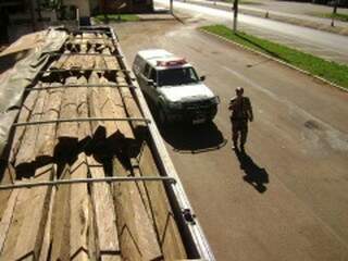 Caminhão transportava 22,5 m³ de lascas de Itaúba (Foto: Dourados Agora)