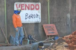 Operários seguem com o trabalho na avenida (Foto: Marcos Ermínio)