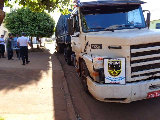 Fiscaliza&ccedil;&atilde;o em rodovia apreende carreta com 37,5 mil pacotes de cigarros