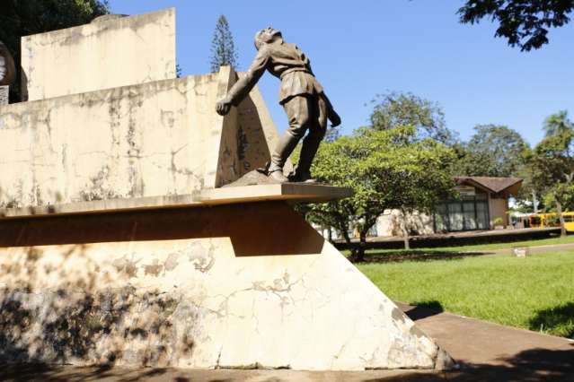 Alvos de v&acirc;ndalos e sem manuten&ccedil;&atilde;o, parques e pra&ccedil;as est&atilde;o abandonados