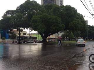 No centro da Capital, apesar de trovões e nuvens carregadas no céu, a forte chuva cessou (Foto: Guilherme Henri)