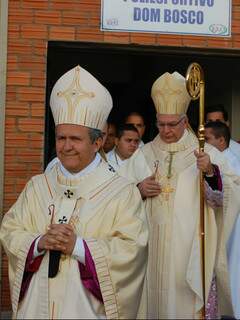 Dom Dimas a frente em dia de posse, seguido por Vitório Pavanello, ex-arcebispo.