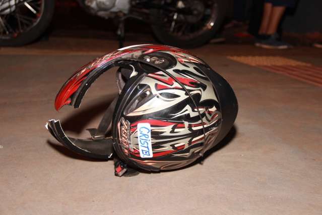 Ao desviar de ca&ccedil;amba, motociclista bate em caminh&atilde;o e morre