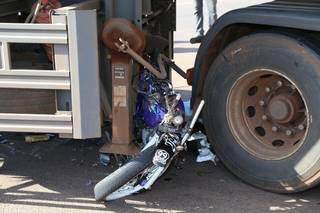 A moto ficou totalmente destruída. O rapaz foi parar embaixo da carreta bitrem. (Foto: Fernando Antunes) 