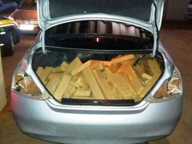Traficante abandona carro com 150 quilos de maconha pela BR-262