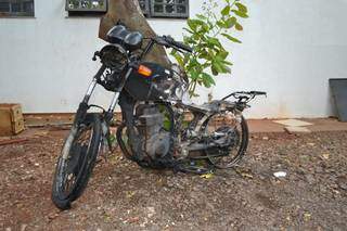 Moto ficou completamente destruída, após confusão em posto de combustível (Foto: Pedro Peralta)