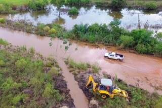 Secretaria de Obras abriu vala para drenagem na Estrada do Sucuri (Foto: Divulgação/Prefeitura de Bonito)