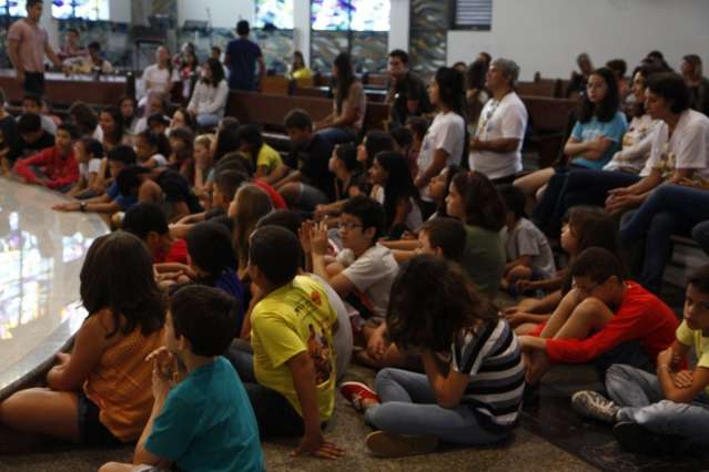 A pedido do Papa, cat&oacute;licos lotam igrejas para 24 horas de ora&ccedil;&atilde;o