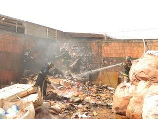 Bombeiros controlam incêndio em materiais recicláveis. (Fotos: Rodrigo Pazinato)