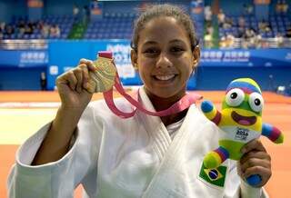 A judoca Layana Colman com a medalha conquistada ano passado na China, também defende mais investimento no esporte em MS (Foto: Divulgação)