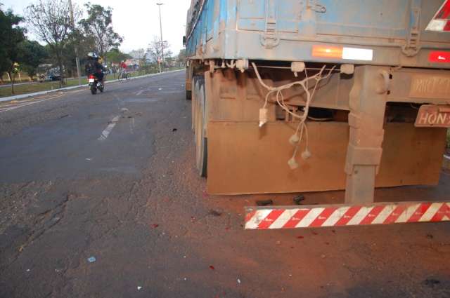 Motociclista morre ao bater em carreta na avenida Coronel Antonino