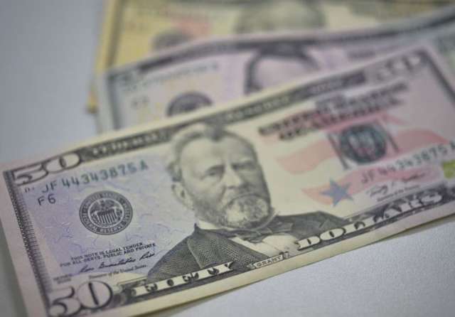 D&oacute;lar cai 2,5%, cotado a R$ 3,80 depois da interven&ccedil;&atilde;o do Banco Central