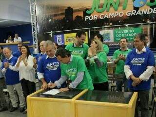 Depois, foi a vez do prefeito Marquinhos Trad assinar o documento (Foto: João Paulo Gonçalves)