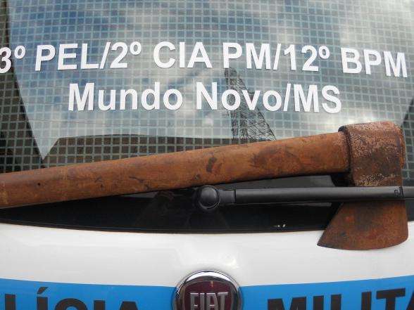  Homem embriagado &eacute; preso depois de tentar golpear adolescente com machado