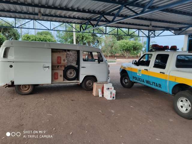 Pol&iacute;cia aprende Kombi abarrotada de cigarros contrabandeados 