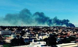 Foto feita por leitor do Campo Grande News mostra a fumaça vista de longe. (Renan Teles)