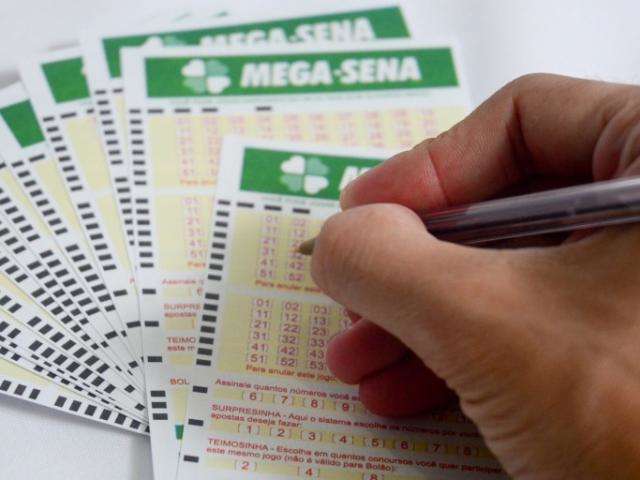 Acumulada, Mega-Sena deve pagar R$ 24 milh&otilde;es em sorteio deste s&aacute;bado