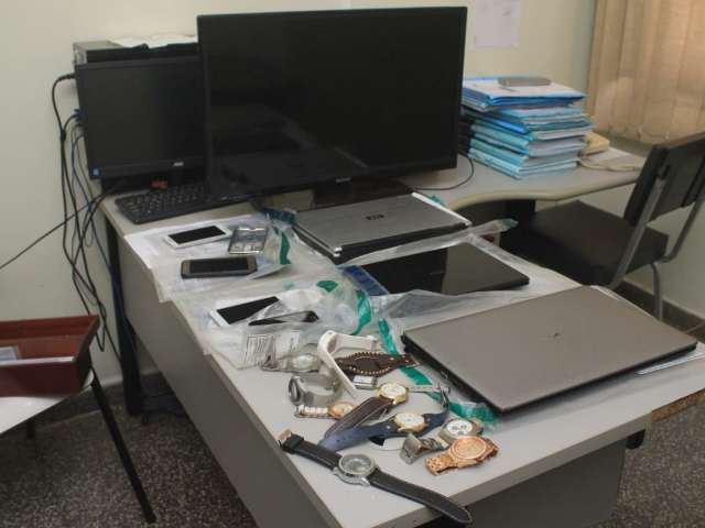 Com sala cheia, delegado tenta encontrar donos de objetos furtados