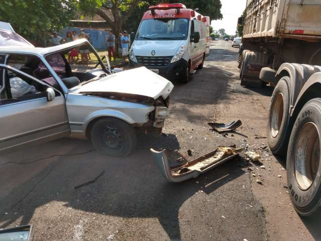 Dirigindo em alta velocidade e b&ecirc;bado, motorista bate em 2 ve&iacute;culos parados