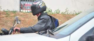 Sob suspeita, apenas por pilotar, motociclistas viram alvo de medo entre comerciantes. (Foto: João Garrigó)