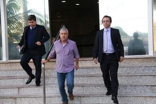 Acompanhado por dois advogados, Amorim, de roxo, deixa PF (Foto: Marcos Ermínio)