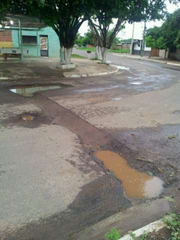 Buraco em via gera reclama&ccedil;&atilde;o de moradores em bairro da Capital