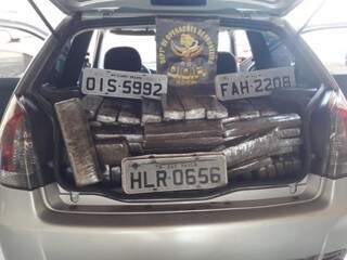 Droga e placas falsas encontradas no veículos. (Foto: Divulgação/DOF) 