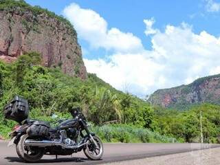 Motocicleta Yamaha usada nas viagens. Ao fundo Morros do Paxixi e do Chapéu. (Foto: Rock and Road)