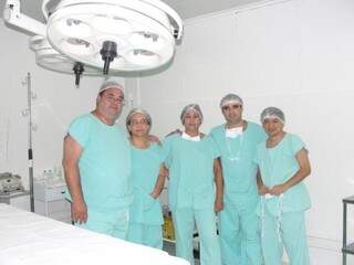 Na foto, equipe cirúrgica que fez o procedimento inédito, que contou com O Dr. Sadao (ultimo da direita) e o Dr. Rodrigo (ao lado dele) e Dr. Jeferson Pereira (ultimo lado esquerdo), que foi o anestesista (Foto: Divulgação)