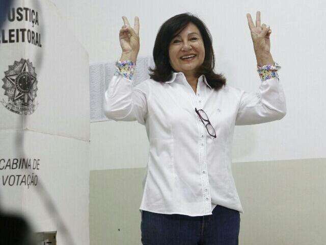 Confiante, D&eacute;lia Razuk vota e afirma que vai trabalhar para a popula&ccedil;&atilde;o