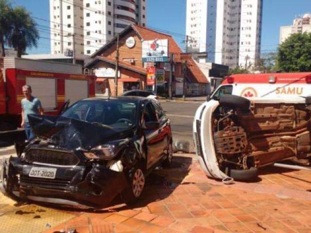 Motorista fura sinal vermelho e capota ap&oacute;s ser atingido na Mato Grosso