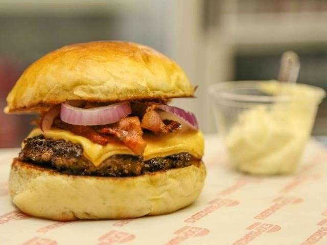 Com jeito mais artesanal, veja onde comer um hamb&uacute;rguer na hora do almo&ccedil;o