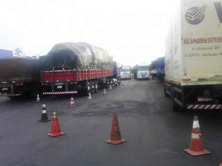 Caminhões carregados aguardam vistoria no posto de fiscalização. (Foto: Celso Braz)