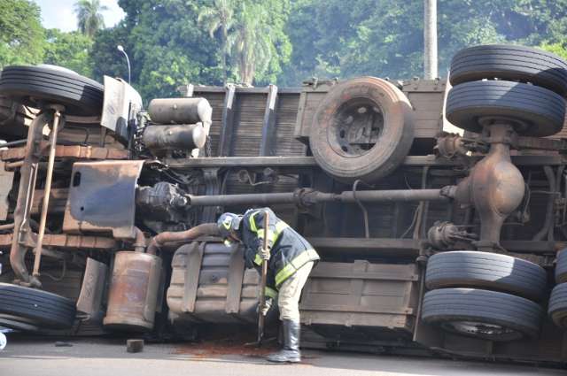 Tanque racha e diesel vaza ap&oacute;s tombamento de caminh&atilde;o na Tr&ecirc;s Barras