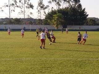 Disputa de bola duranta lance da partida desta tarde entre Operário e Comercial (Foto: MS Esporte Clube)