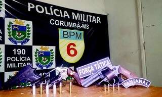 Revólveres e arma de brinquedo apreendidas durante ação (Foto: Divulgação/ PM)