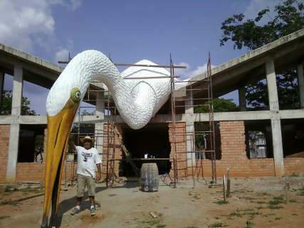  Artista plástico já avalia reconstrução de escultura de tuiuiús no Aeroporto