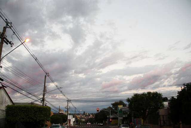 Depois de chuva forte, c&eacute;u amanhece entre nuvens e previs&atilde;o &eacute; de tempo nublado