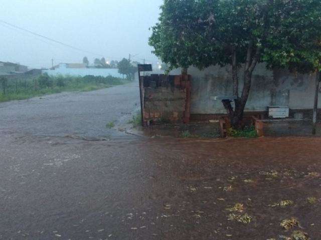 Chuva alivia calor&atilde;o mas, deixa ruas alagadas no interior de MS