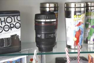Lente de câmera na verdade é uma caneca, e custa R$ 89,90. (Foto: Cleber Gellio)